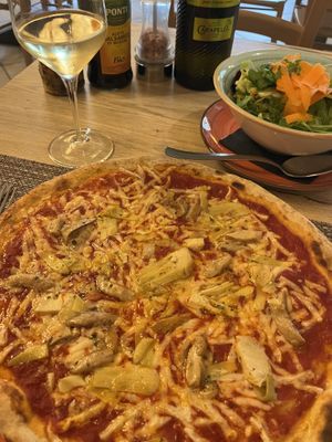 Artichoke and porcini pizza  at Pizzeria Controvento in Olginate