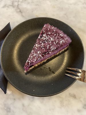 Blauwe bessen-kokostaart at Anne&Max in Eindhoven