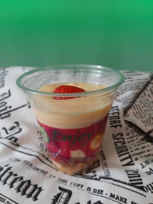 Trifle aardbei & rabarber at Beryl's  in Deventer