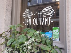 Vegan friendly and Happy cow stickers at Den Olifant in Ypres