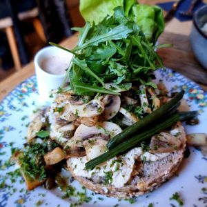Toast with mushrooms and hummus at Den Olifant in Ypres