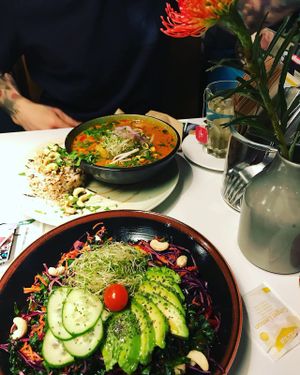 Big green raw salad & red Thai tofu curry ♥️ at Funky Fresh Cafe - DogA in Oslo