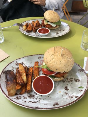 Bbq jackfruit burger at Funky Fresh Cafe - DogA in Oslo