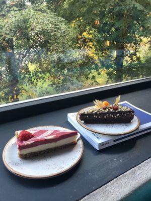 Raw strawberry cheesecake and lion cake at Funky Fresh Cafe - DogA in Oslo