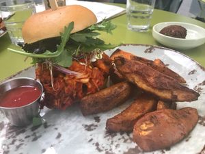 Pulled jackfruit burger - 08/2018 at Funky Fresh Cafe - DogA in Oslo