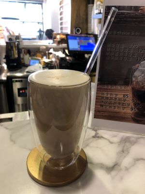 Iced latte with oat milk at Yā Mǔ Liáo Coffee in Tainan