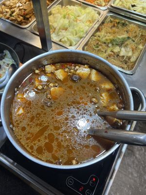 Buffet options  at Lǜ Yuán Pǐn Shū Shí 綠原品蔬食 in Taipei