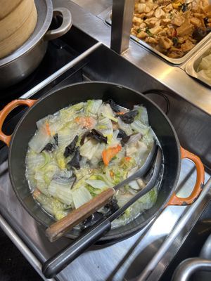 Buffet options  at Lǜ Yuán Pǐn Shū Shí 綠原品蔬食 in Taipei