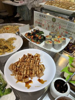 Buffet options  at Lǜ Yuán Pǐn Shū Shí 綠原品蔬食 in Taipei