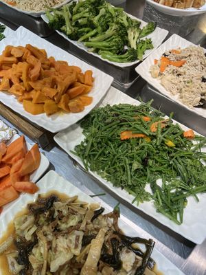 Buffet options  at Lǜ Yuán Pǐn Shū Shí 綠原品蔬食 in Taipei