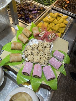 Buffet options  at Lǜ Yuán Pǐn Shū Shí 綠原品蔬食 in Taipei