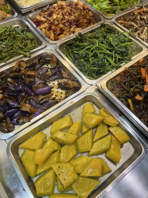 Buffet options  at Lǜ Yuán Pǐn Shū Shí 綠原品蔬食 in Taipei