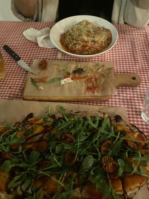 The pizza and the spaghetti at Trevi's in Amsterdam