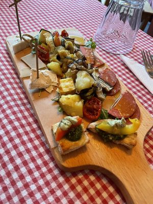 Tagliere Trevi’s: Mix of their delicacies. We had bruschetta, vegan cheese, roasted veggies and slices of vegan sausages.   at Trevi's in Amsterdam