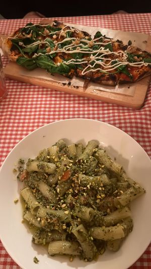 Macaroni and Mona Lisa pizza   at Trevi's in Amsterdam