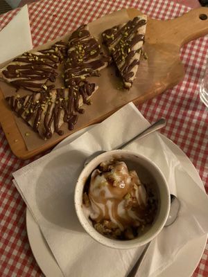 Pizza with ‘nutella’ (great creamy and nutty taste) and maple/pecan icecream (nice)  at Trevi's in Amsterdam