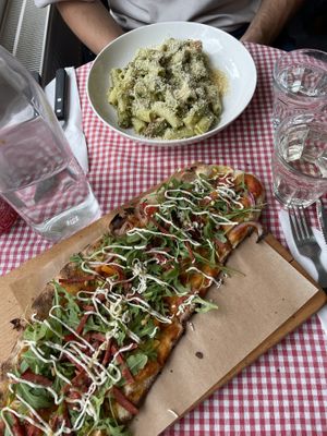 pesto pasta and the cotto pizza 🍕   at Trevi's in Amsterdam