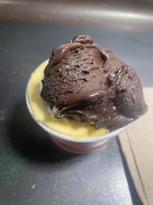 Helado de Maracuyá y kiwi  y chocolate vegano  at Rapanui in Buenos Aires