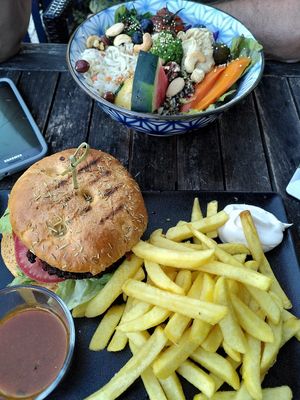 Burger, frites and a noodle bowl at Bistorant Uppu in Winterberg