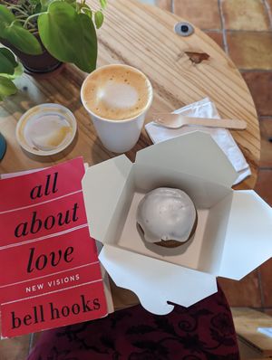 Rose gold latte and cream cheese baby cake (+ book recommendation :)) at Plantyful Sweets in San Antonio