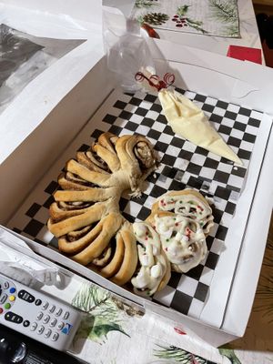 Christmas DIY cinnamon roll wreath   at Cinnaholic in San Antonio