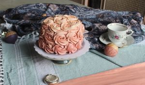 Gâteau recouvert de roses roses at L'Insouciance in Wavre