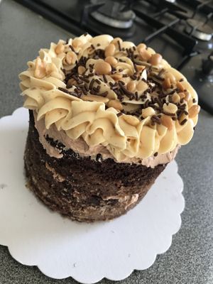 Gâteau base chocolat, crème cacahuètes   at L'Insouciance in Wavre