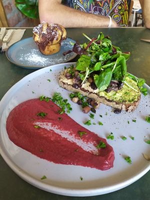 Cinnamonbun and vegan in der mitte at FACTORY GIRL Restaurant in Berlin