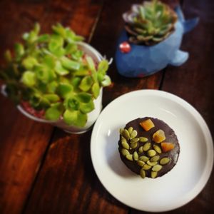 Dulce Crudivegano, con avena, dátiles, coco, maní, damascos y semillas de calabazas. at Café Nativo  in Concepcion