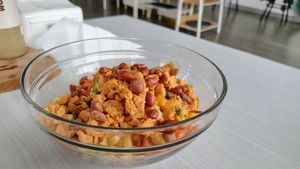 Garden salad with hummus at LN Fortunate Coffee in 