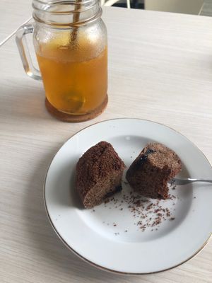 Lemon tea and chocolate bun at LN Fortunate Coffee in 