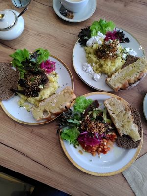 Kartoffelstampf und Baked Beans, beides vegan! at Isa Café und Eis in Flensburg