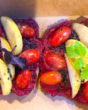 Tosta hummus beterraba at O Jardim da Jujé in Lisbon