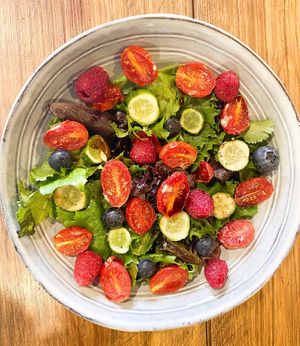 Salad with grilled tomato, red fruits at O Jardim da Jujé in Lisbon