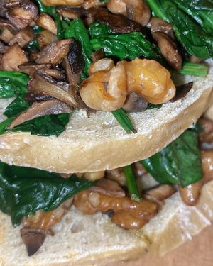 Revueltos toast (mushrooms, spinach, nuts) at O Jardim da Jujé in Lisbon