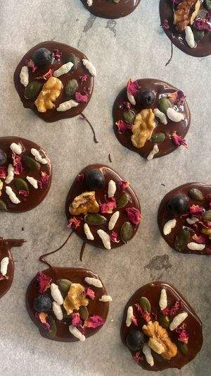 Medals cacau 70%, nuts, blueberry, rose petals, puffed rice, pumpkin seed  at O Jardim da Jujé in Lisbon