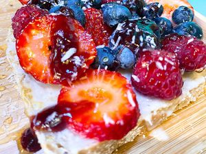 Red fruits toast at O Jardim da Jujé in Lisbon