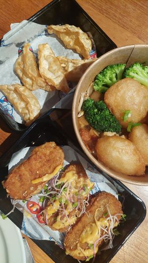 Onder is tempeh, links boven appel dumplings at Xu Noodle Bar in Tilburg