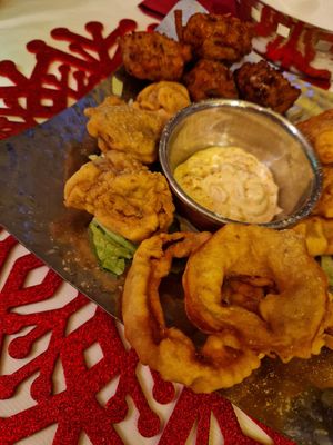 Vegetarischer Vorspeisen Teller (Pilz, Gemüse &Kartoffeltaschen vegan, Käse nicht) at Ganesha in Bayreuth