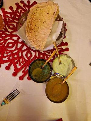 Papadums vegan mit Mango und grüner Sauce, Joghurt oben rechts nicht vegan at Ganesha in Bayreuth