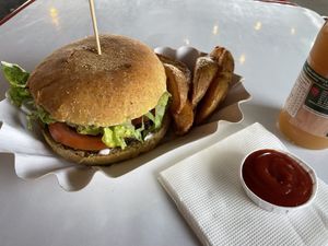 Hamburguesa (incluye las papitas rústicas)  at Brote de Primavera in Chillan