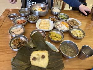 Lotus leaf rice and bibimbap with all of the side dishes   at Puleunsolmalg Eunhyang 푸른솔맑은향 in Jeju