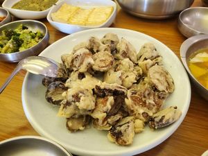 Fried mushrooms at Puleunsolmalg Eunhyang 푸른솔맑은향 in Jeju