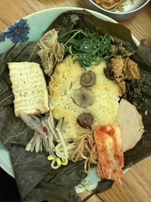 Steamed rice in the lotus flower’s leave, and I put little of all the side dishes together  at Puleunsolmalg Eunhyang 푸른솔맑은향 in Jeju