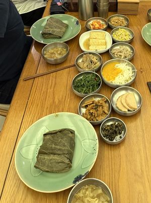 Side dishes and soup   at Puleunsolmalg Eunhyang 푸른솔맑은향 in Jeju