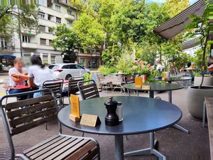 Outdoor seating at Kafi Freud in Zurich