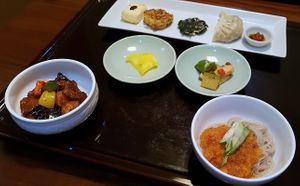 Course WON (December 2019) - 3rd course:
Deep-fried mushrooms in sweet-and-spicy sauce, pickled radish, stir-fried mushrooms and vegetables, savory pancakes, cold buckwheat noodles at Balwoo Gongyang - 발우공양 in Seoul