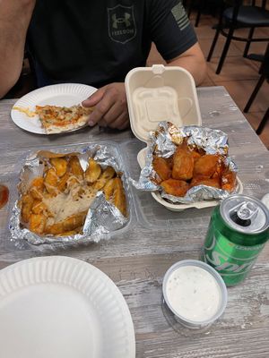 Potato Wedges & Drumsticks at Cruzer Pizza in Los Angeles