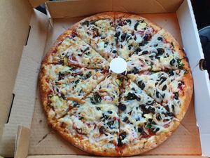 Vegan vegetable pizza at Cruzer Pizza in Los Angeles