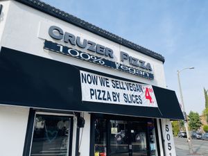 Slices! #Veganuary at Cruzer Pizza in Los Angeles